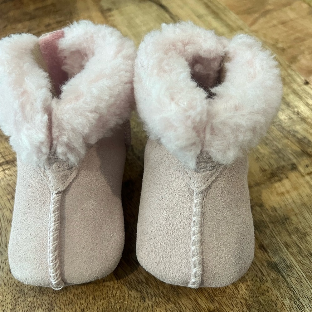 New infant Gojee Uggs